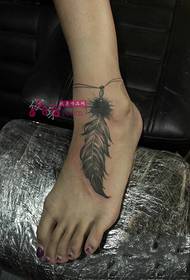 foto di tatuaggio moda cavigliera piuma