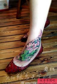 ragazze sul collo del piede bellissimo modello bellissimo tatuaggio di loto di colore