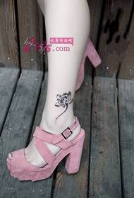 imagem de tatuagem de lótus fresco pequeno no tornozelo