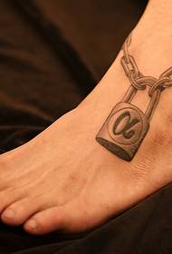 image de modèle de tatouage pied couple serrure à clé
