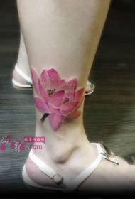 Foto di tatuaggio alla caviglia di loto rosa inchiostro fresco
