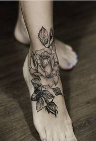 slika modne ženske lijepe ružičaste slike tetovaža ruža