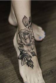 collo del piede femminile di moda bella immagine del modello tatuaggio rosa