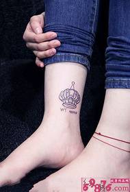 chiara immagine del tatuaggio alla caviglia piccola corona