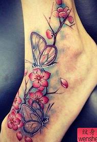 žena pokušaj kreativne boje Pansy tetovaža rad