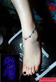 modello di tatuaggio alla caviglia di bell'aspetto piedi di bellezza