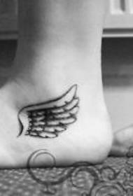 wzór tatuażu stopy małe skrzydła dziewczynki