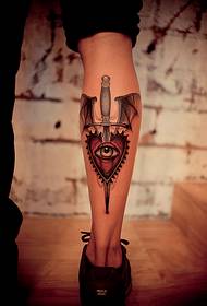 Creatieve zwaarden rode harten Shank Tattoo foto