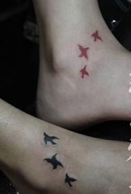coppia di piede di mudellu di tatuaggi di uccelli