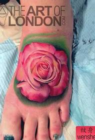 女生脚背精美的欧美彩色玫瑰花纹身图案