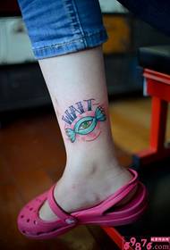 foto di tatuaggio creativo alla caviglia carino occhio di caramella