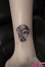 sevimli sevimli küçük maymun ayak bileği dövme resmi