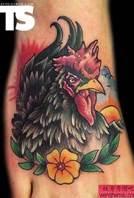 Feu un treball creatiu de tatuatge de pollastre