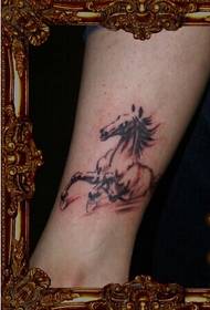 bella figura del tatuaggio del cavallo bianco e nero del piede del ragazzo