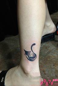 sexig katt fotled liten färsk tatuering bild