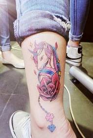 consigliato un'immagine del modello del tatuaggio unicorno color caviglia