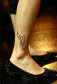 foto tatuaggio creativo linea totem cometa uomo caviglia