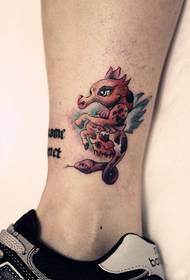tatuajele de hipocampus de culoare gleznă a femeii sunt împărtășite de tatuaje