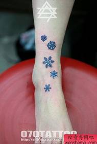 modèle de tatouage de flocon de neige coloré mode cheville femmes