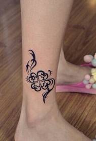 крак на момиче Свежа и красива снимка с ефект на татуировка с лоза на цветя