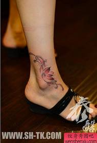 女生脚踝处流行流行的莲花藤蔓纹身图案