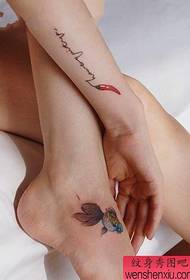 modello del tatuaggio del piccolo pesce rosso del fumetto del collo del piede