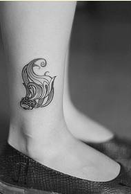 женски глужд Убава шема на тетоважи со златна рипка за да уживате во сликата