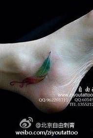 лодыжка девушки на маленьком нежном татуировке с перьями
