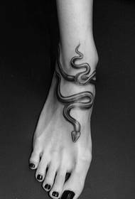 Krásná dámská encyklopedie tetování nohou pro vychutnání obrázku