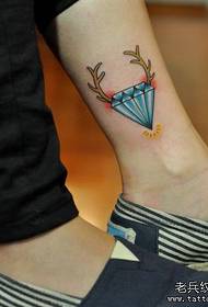 La barra dello spettacolo del tatuaggio ha raccomandato un modello di tatuaggio con diamante alla caviglia
