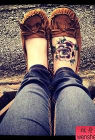 peito do pé de mulher cor rosa tatuagem tatuagem