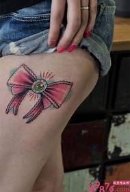 image de tatouage oeil créatif noeud papillon