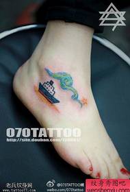 La sala de tatuatges comparteix els tatuatges de barques de color femení de peus de les dones