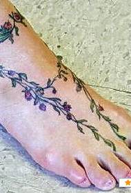 wasichana miguu nzuri na nzuri ya maua mzabibu tattoo mfano picha