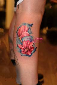 roze lotus kalf tattoo foto