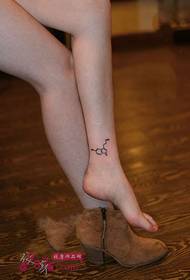 longue jambe soeur petite image de tatouage de symbole chimique