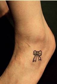 immagine del modello del tatuaggio dell'arco della bella gamba della personalità