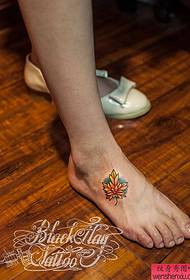 fotografia e tatuazhit për të ndarë një model të tatuazhit të gjetheve të panje