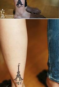 piccolo modello di tatuaggio fresco della Torre Eiffel
