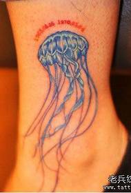 e schéine Jellyfish Tattoo Muster am Knöchel vum Meedchen