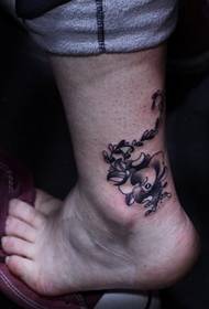 femaleенска нога личност цвет тетоважа шема на слика