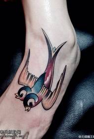 patrón de tatuaje de golondrina de doble cabeza en color empeine