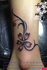 piede della donna un modello del tatuaggio del fiore