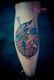 foto creativa del tatuaggio del vitello di grande personalità dello squalo