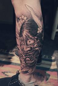 foto di tatuaggio di vitello fiore nero grigio prajna