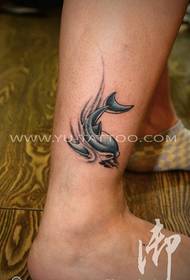 motif de tatouage requin couleur cheville