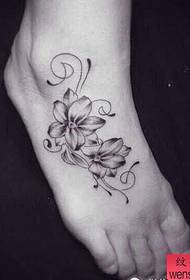 Tattoo show bar preporučio je ženski uzorak cvijeta za tetoviranje cvijeta