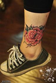 immagine del tatuaggio rosa alla caviglia scuola di colore