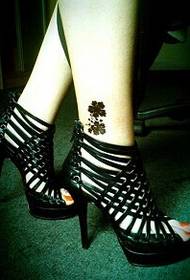 dekleta stopala sveža cvetna tatoo slika