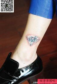 소녀의 발목은 작고 절묘한 다이아몬드 문신 패턴입니다